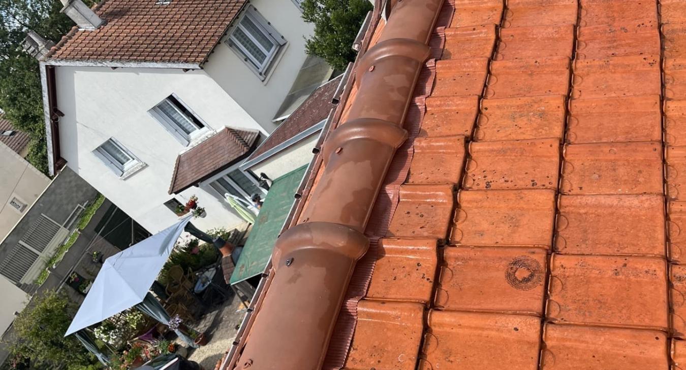 Démoussage de toiture et remplacement de faîtage