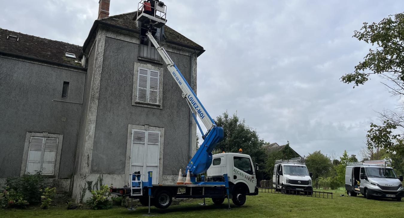 Nettoyage de toiture avec nacelle
